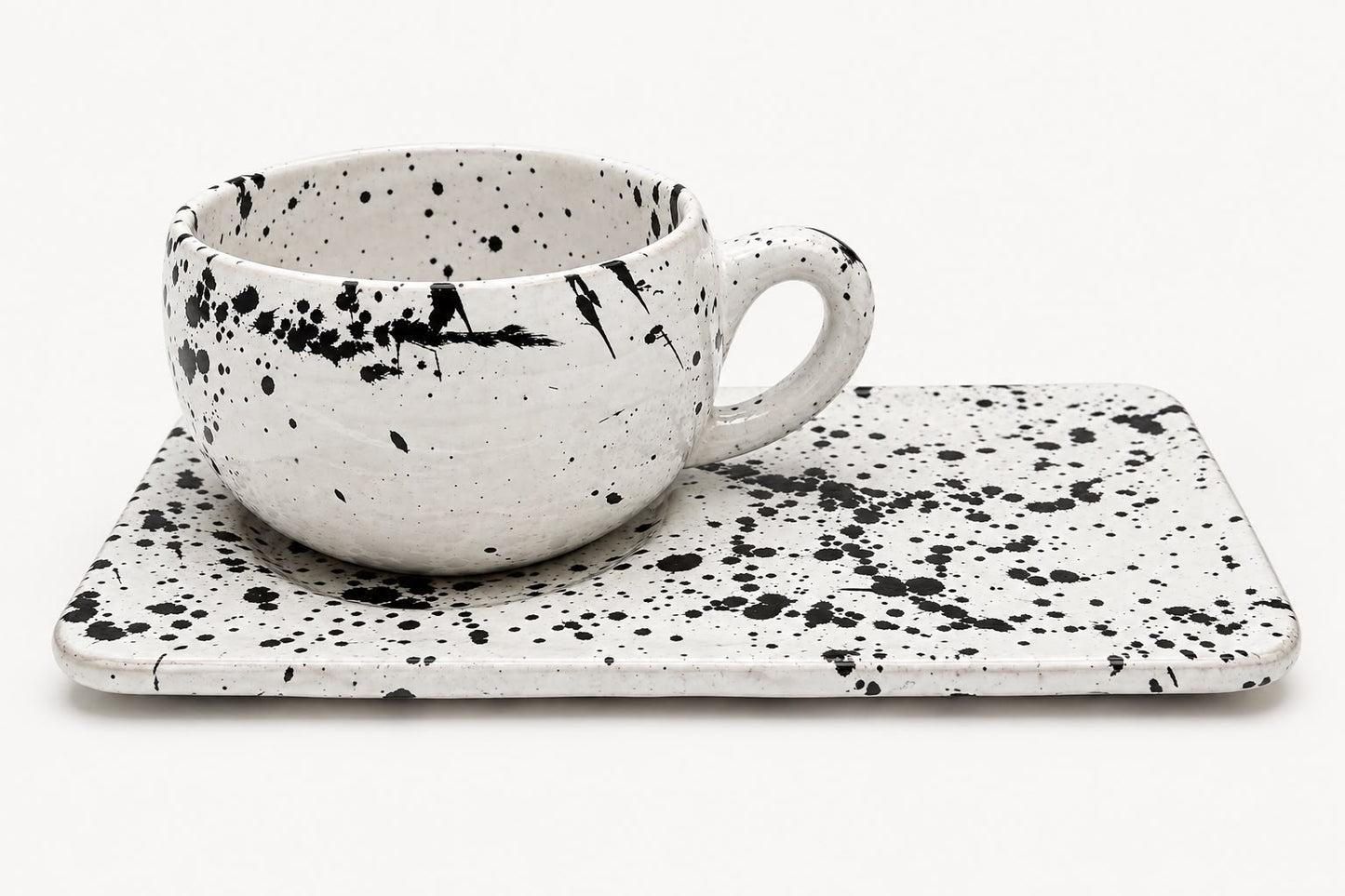 Ceramic Cosy mug & rectangular saucer Black & White